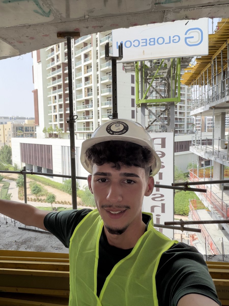 Rodrigo de capacete e colete na obra da sua casa